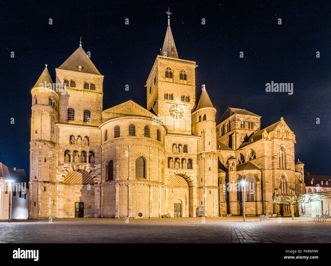 Belle vue de la célèbre cathédrale Trierer Dom (de Trèves) illuminé la nuit, Trier, Allemagne Banque D'Images