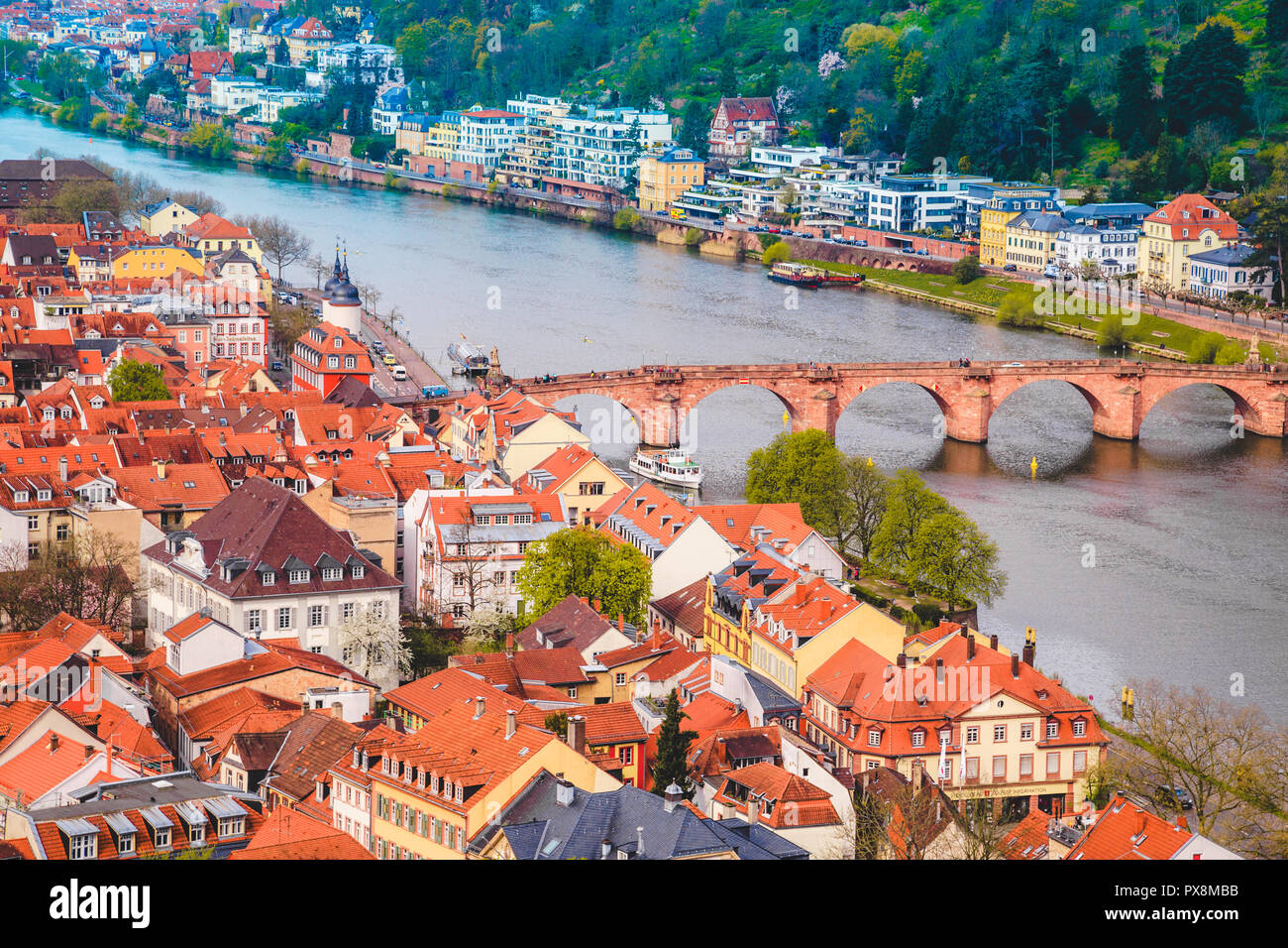 Vue panoramique sur la vieille ville de Heidelberg sur une belle journée ensoleillée avec ciel bleu et nuages en été, Bade-Wurtemberg, Allemagne Banque D'Images