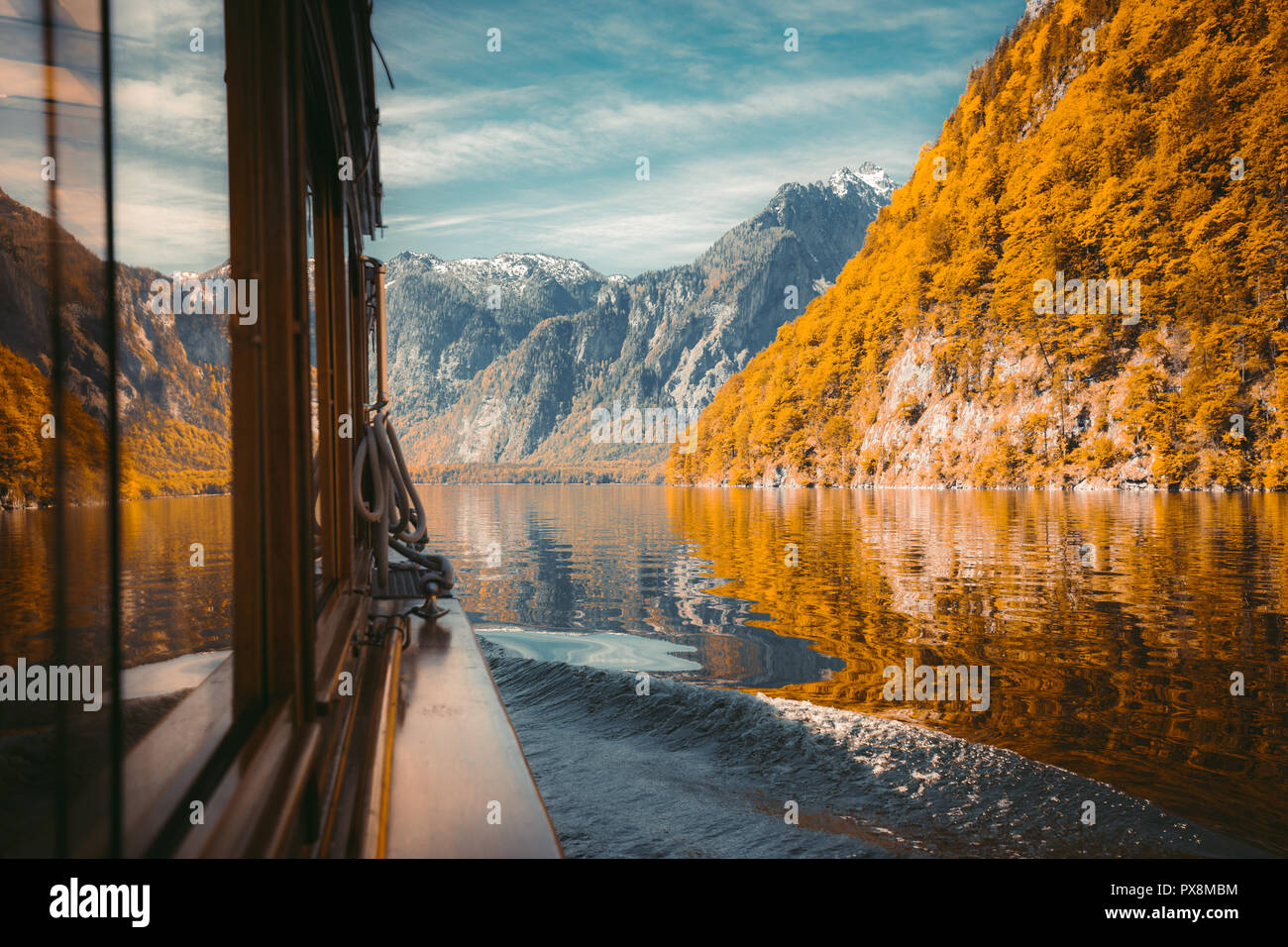 Bateau à passagers traditionnels glisse sur le lac de Konigssee montagne Watzmann avec en arrière-plan sur une belle journée ensoleillée en automne, Berchtesgadener Land, Banque D'Images