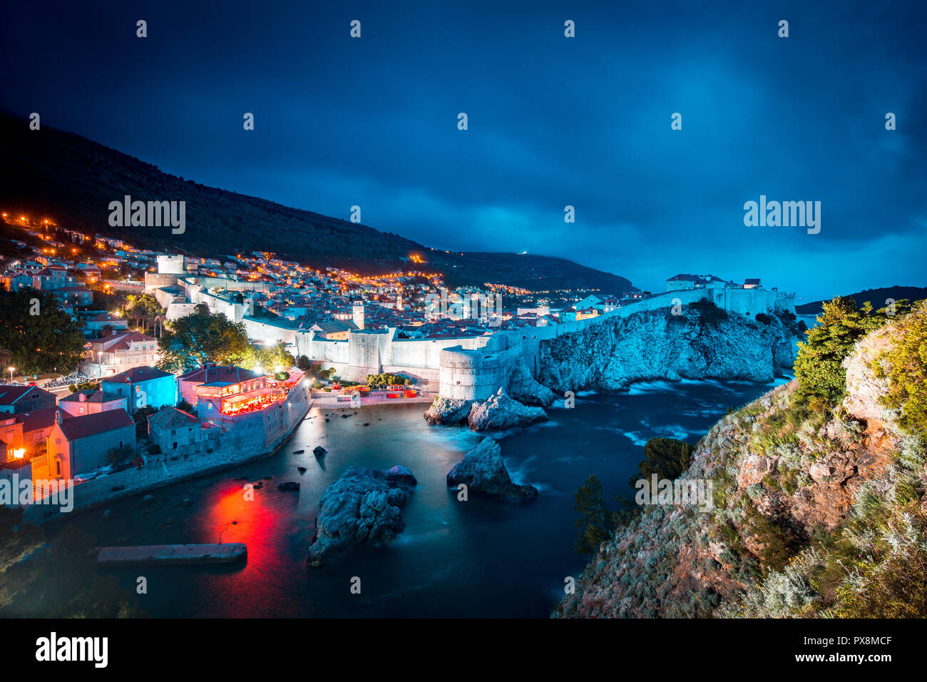 Crépuscule magnifique vue sur la ville historique de Dubrovnik vu de Fort Lovrijenac au crépuscule , Dalmatie, Croatie Banque D'Images