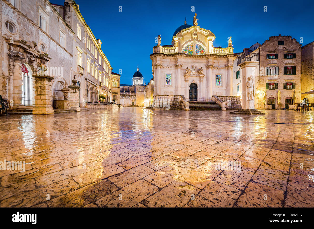 Crépuscule magnifique vue sur la ville historique de Dubrovnik avec la rue principale Stradun célèbre à l'aube, la Dalmatie, Croatie Banque D'Images