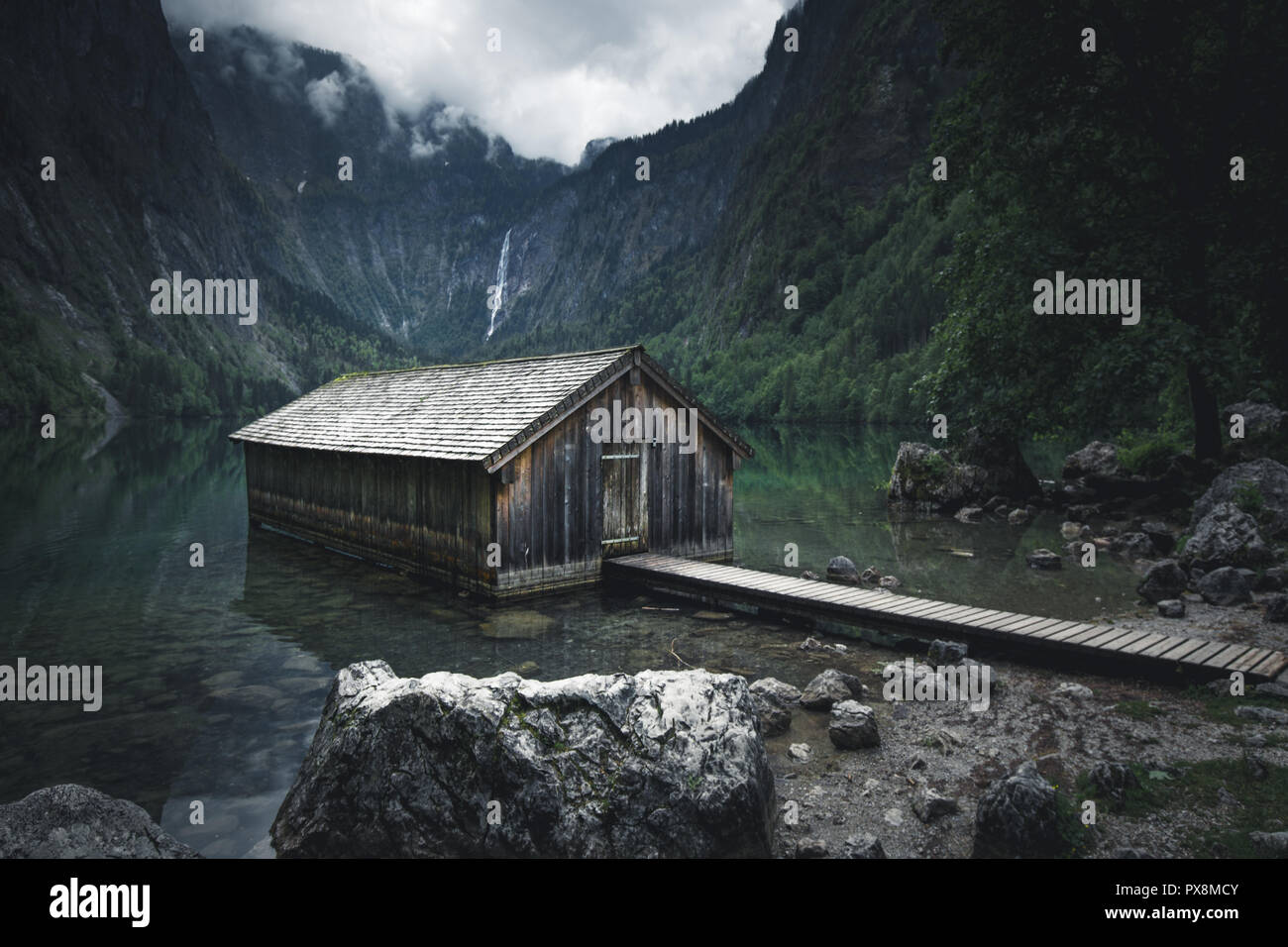 Vue panoramique sur la vieille maison traditionnelle bateau en bois au pittoresque Lac Obersee, sur une belle journée avec ciel bleu et nuages en été, Bavière, Allemagne Banque D'Images