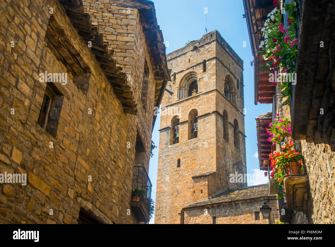 Rue et tour de l'église romane. Ainsa, province de Huesca, Aragon, Espagne. Banque D'Images