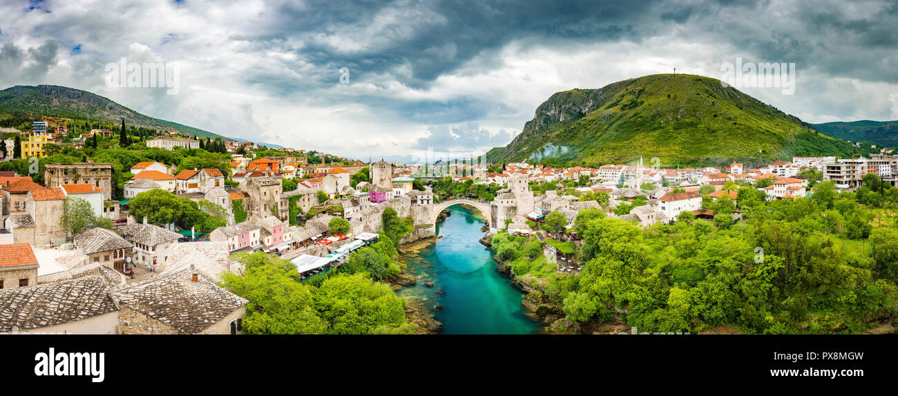 Vue panoramique vue aérienne de la ville historique de Mostar avec célèbre Vieux pont (Stari Most), site du patrimoine mondial de l'UNESCO depuis 2005, un jour de pluie avec Banque D'Images