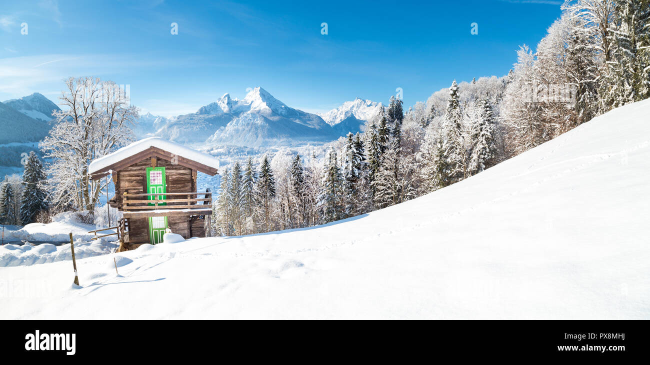 Vue panoramique du chalet de montagne en bois traditionnel, dans la ville pittoresque de féerie d'hiver paysage de montagne dans les Alpes Banque D'Images