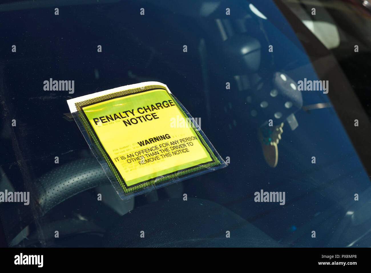 Un avis de pénalité fixe sur le pare-brise d'une voiture au Royaume-Uni Banque D'Images