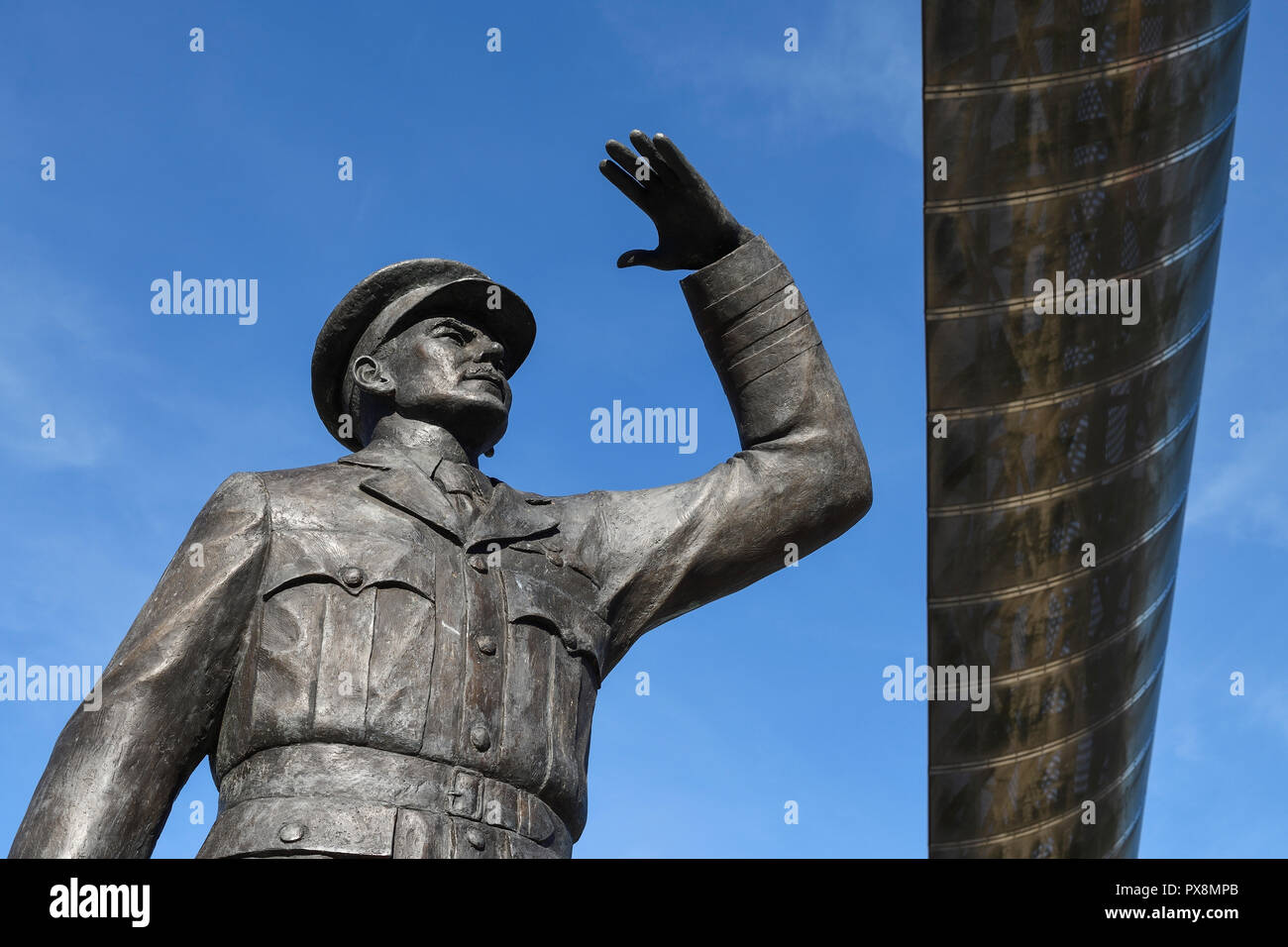 La statue de Sir Frank Whittle Whittle sous l'arche à Hales Street dans le centre-ville de Coventry UK Banque D'Images