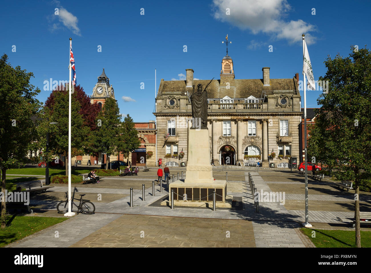 Le Cheshire East Council bâtiments municipaux et War Memorial sur Memorial Square dans le centre-ville de Crewe UK Banque D'Images