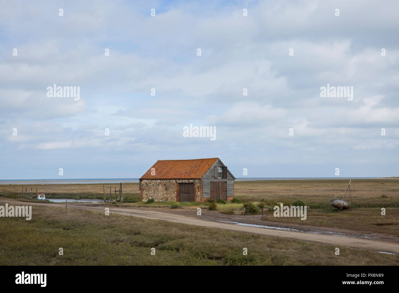 Vieux bateau-maison et de l'estuaire à Thornham Vieux Port, Thornham, Norfolk, Angleterre Banque D'Images