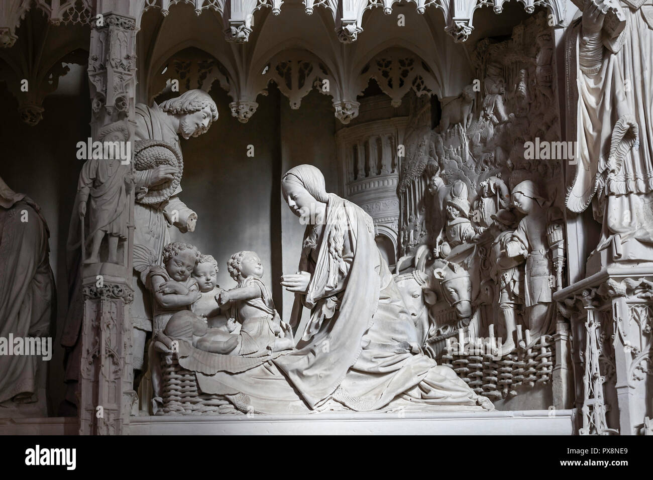 Les figures sculptées de la vie du Christ, de l'intérieur de la cathédrale de Notre Dame, France Banque D'Images