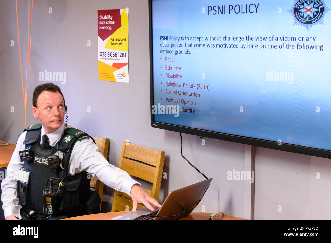 Belfast, Irlande du Nord. 16/10/2016 - Un agent de police offre une présentation sur la sensibilisation aux crimes haineux. Banque D'Images