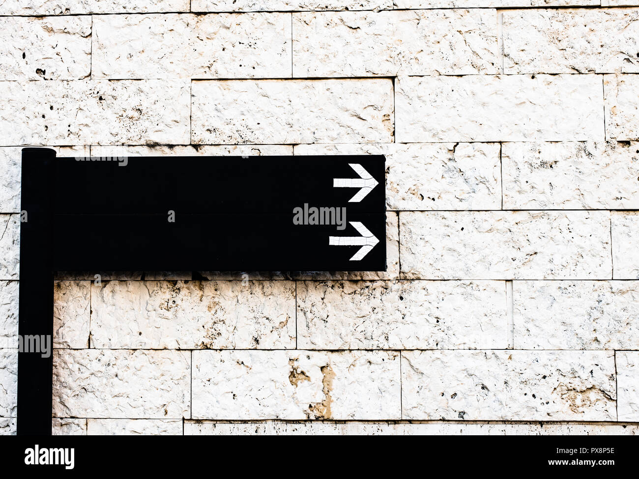 Direction rue flèches sign Banque D'Images