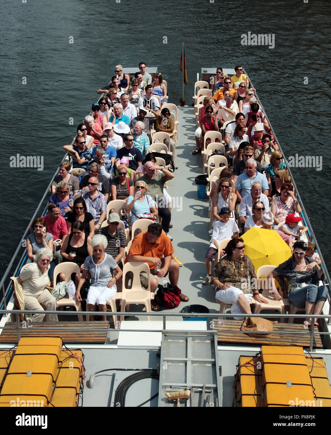 Un bateau plein de passagers touristiques qu'ils prennent un voyage le long de la Spree à Berlin, Allemagne. Banque D'Images