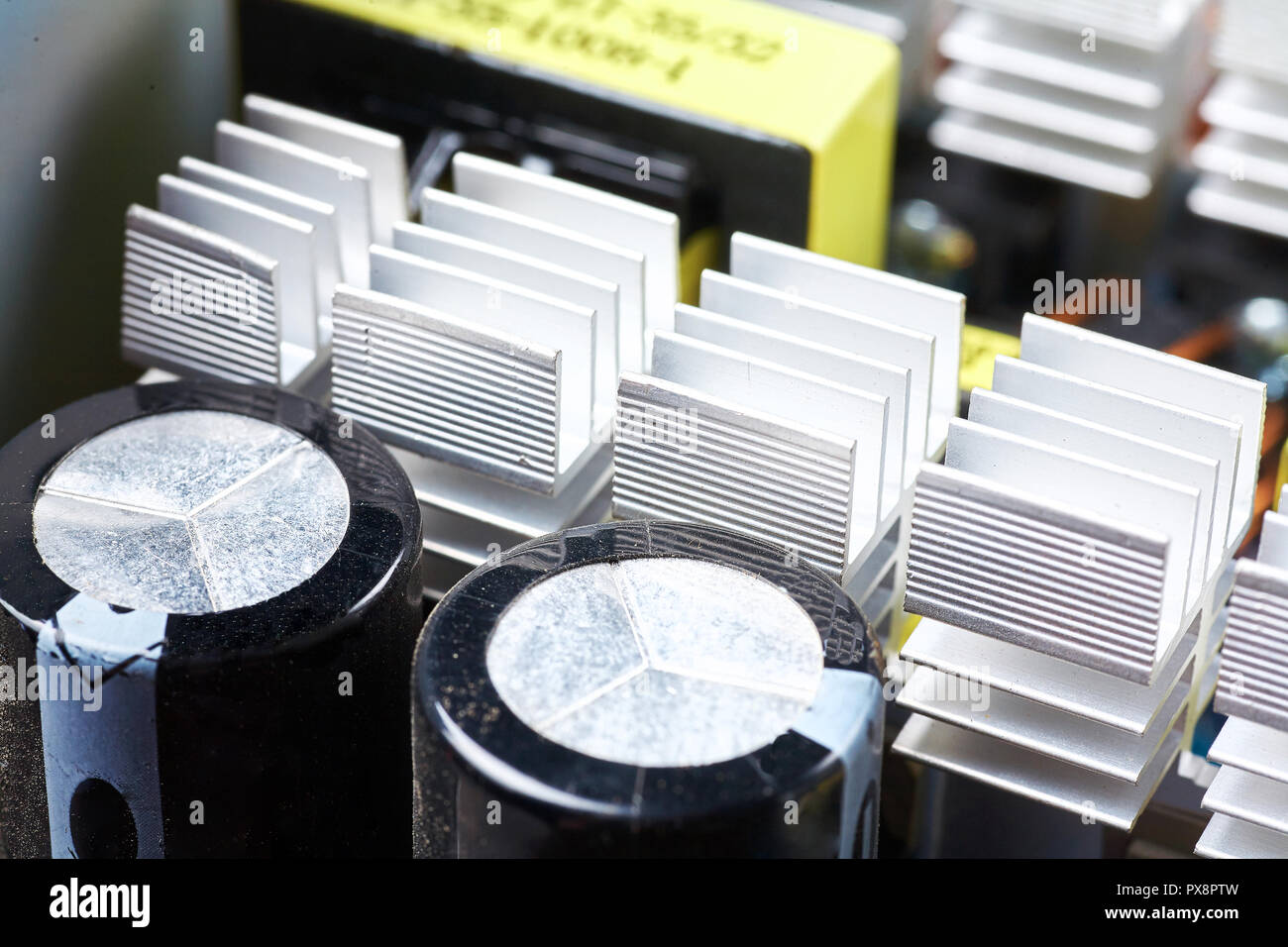 Microchip, condensateurs, résistances sur un ordinateur d'administration close-up. Contexte industriel. Banque D'Images