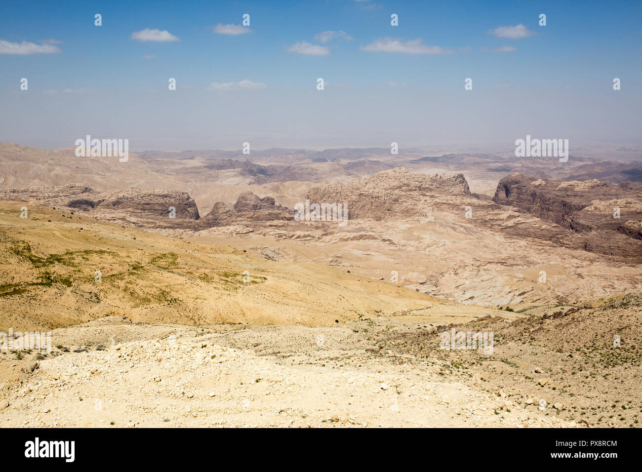 Vue sur les montagnes près de la ville de Petra, Jordanie Banque D'Images