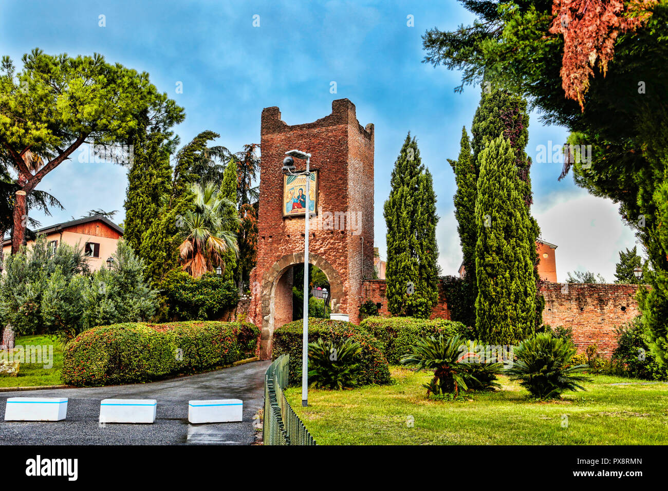 Castel di Leva Rome, Italie - le 6 octobre 2018:Paysage de l'ancienne tour avec l'entrée de l'ancienne structure du Sanctuaire de la Divi Banque D'Images