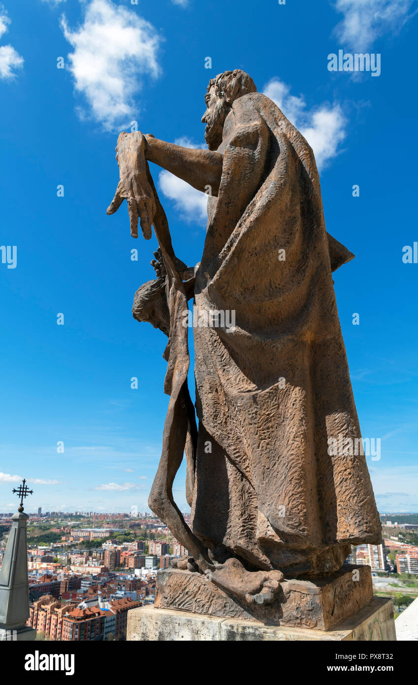 Statue sur le toit de la cathédrale de Madrid (Catedral Nuestra Señora de la Almudena), Madrid, Espagne. Banque D'Images