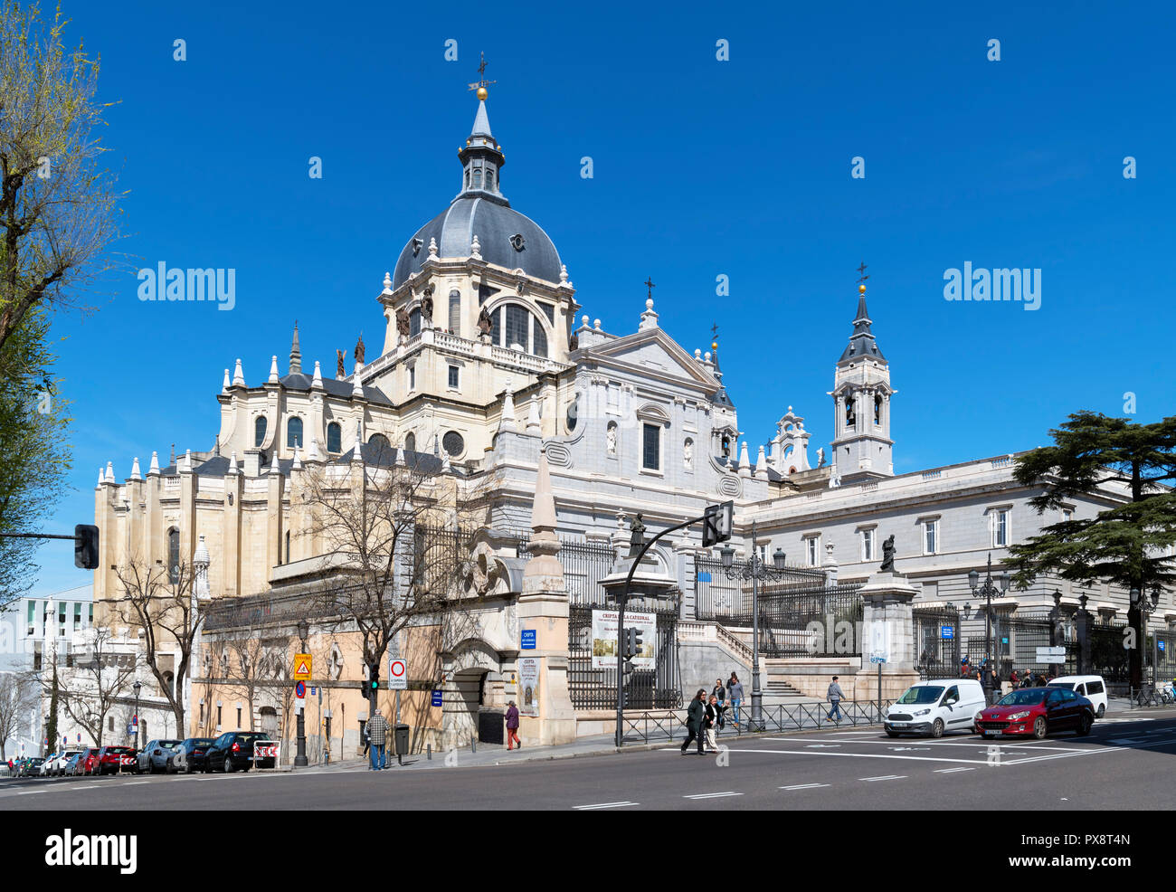La Cathédrale de Madrid (Catedral Nuestra Señora de la Almudena) à partir de la rue de Bailén, Madrid, Espagne. Banque D'Images