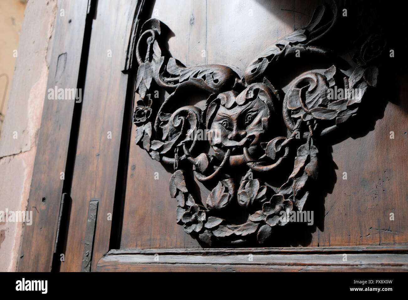 Sculpture en bois sur une porte sur les rues de Queretaro, Queretaro, Mexique. Banque D'Images