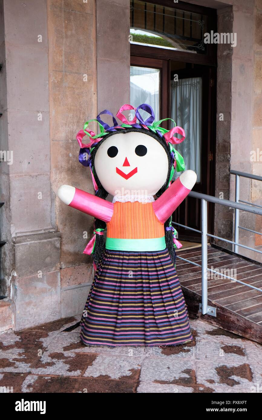 Une taille humaine Maria doll fait de tissu et ornee de rubans et de la jupe a l origine par le Mazahua autochtones de Michoacan au Mexique Photo Stock Alamy
