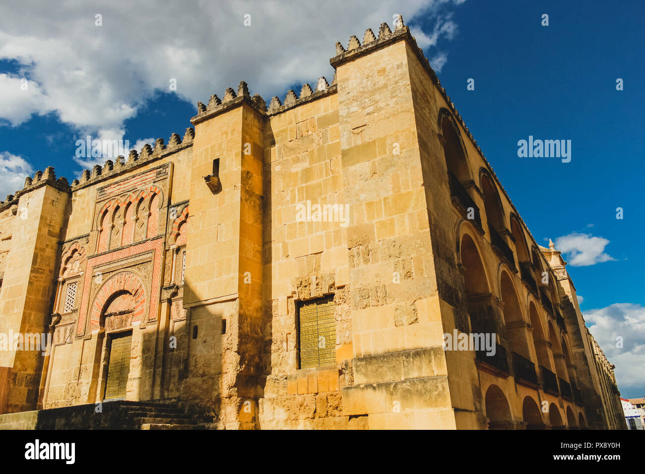 Vue de la mosquée-cathédrale de Cordoue (la Mezquita catedral de Córdoba) à partir de l'arrière de la porte du pont (la Puerta del Puente), Espagne Banque D'Images