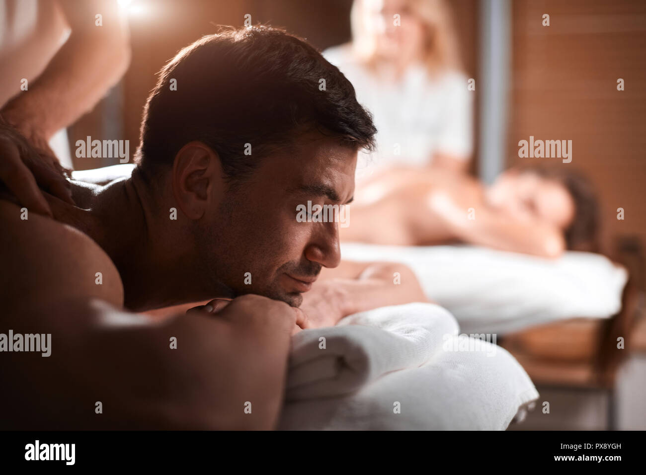 Jeune couple recevant un massage arrière dans un centre de Spa Banque D'Images