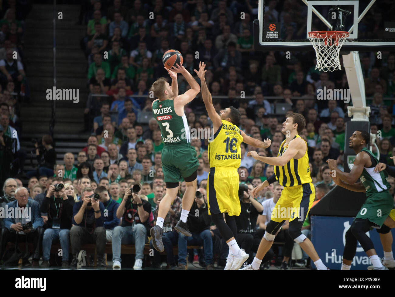 Kaunas, Lituanie. 19 Oct, 2018. Nate Wolters (L) de Zalgiris Kaunas pousses durant la saison régulière Journée 3 match en euroligue de basket-ball tournoi entre la Lituanie et la Turquie du Zalgiris Kaunas Fenerbahce Istanbul, à Kaunas, Lituanie, le 19 octobre 2018. Fenerbahce Istanbul a gagné 82-75. Alfredas Crédit : Pliadis/Xinhua/Alamy Live News Banque D'Images