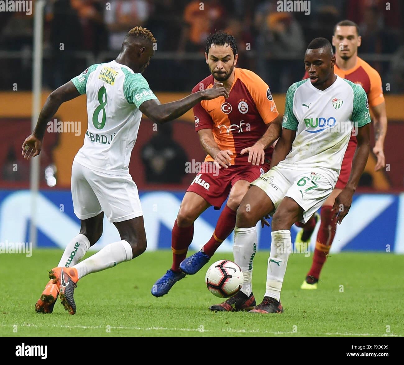 (181020) -- ISTANBUL, 20 octobre 2018 (Xinhua) -- Selcuk Inan (2L) de Galatasaray rivalise avec Stéphane Badji (1ère L) et Diafra Sakho de Bursaspor au cours d'un match de championnat Super turc à Istanbul, Turquie, le 19 octobre 2018. Le match s'est terminé par un match nul de 1-1. (Xinhua/Il Canling) Banque D'Images