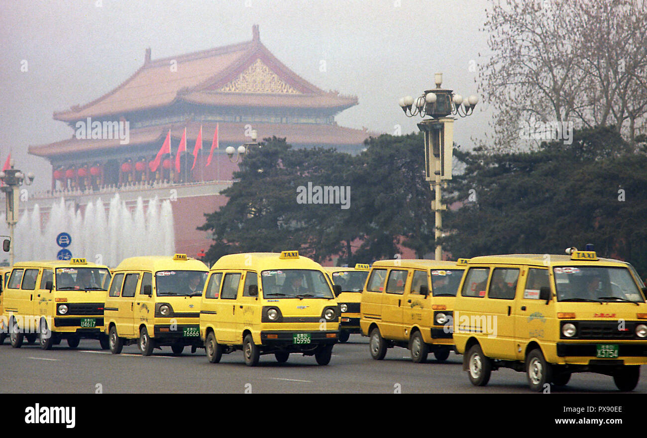 (181020) -- BEIJING, 20 octobre 2018 (Xinhua) -- Photo prise en mars 1993, montre le van jaune des taxis à Beijing, capitale de la Chine. Si vous êtes arrivé à Beijing, capitale de la Chine, il y a 40 ans, vous ont probablement été frappé par l''mer' de bicyclettes dans les rues, un phénomène unique qui gagne le titre "La Chine royaume de bicyclettes". À cette époque, les Chinois ordinaires ne pouvaient pas se permettre les voitures et peu de gens pouvaient voyager par avion, et encore moins de fréquents déplacements de longue distance. Les trains, le plus souvent de moyen de transport, puis étaient toujours bondées dans les compartiments de l'étouffant. Cependant, les roues de changement a commencé Banque D'Images