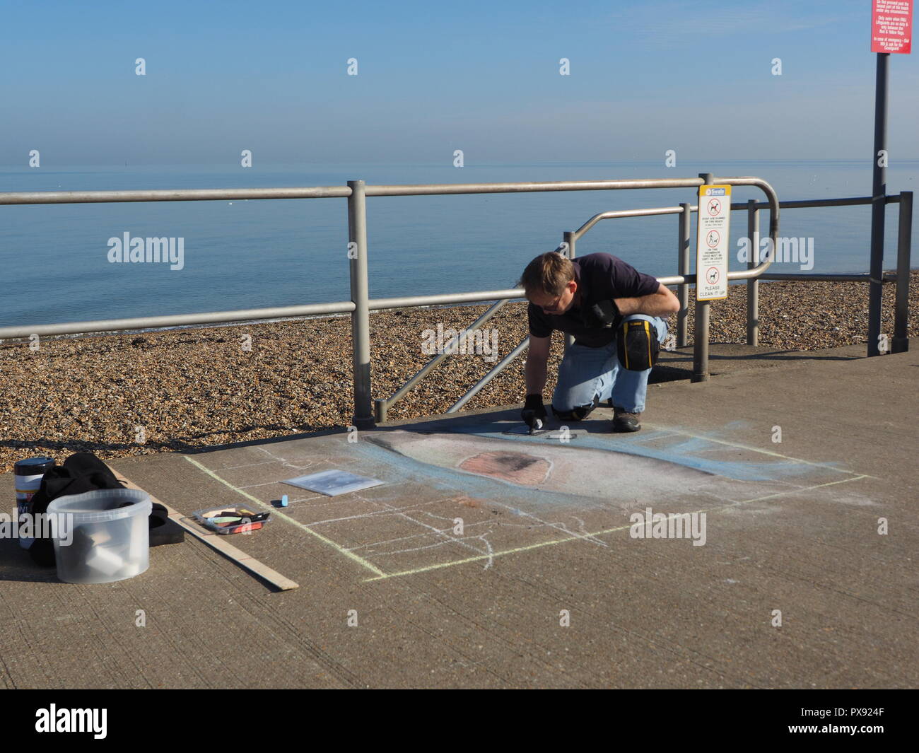 Minster sur mer, Kent, UK. 20 Oct, 2018. Craie 2018 : Dix artistes locaux dynamiques créer art de la chaussée sur le thème de la mer le long du front de mer dans le Kent Leas Minster sur une journée ensoleillée et chaude. Les deux jours de l'événement est organisé par Squarecube Les artisans en association avec Swale Borough Council et du conseil paroissial de la Cathédrale sur la mer. Credit : James Bell/Alamy Live News Banque D'Images