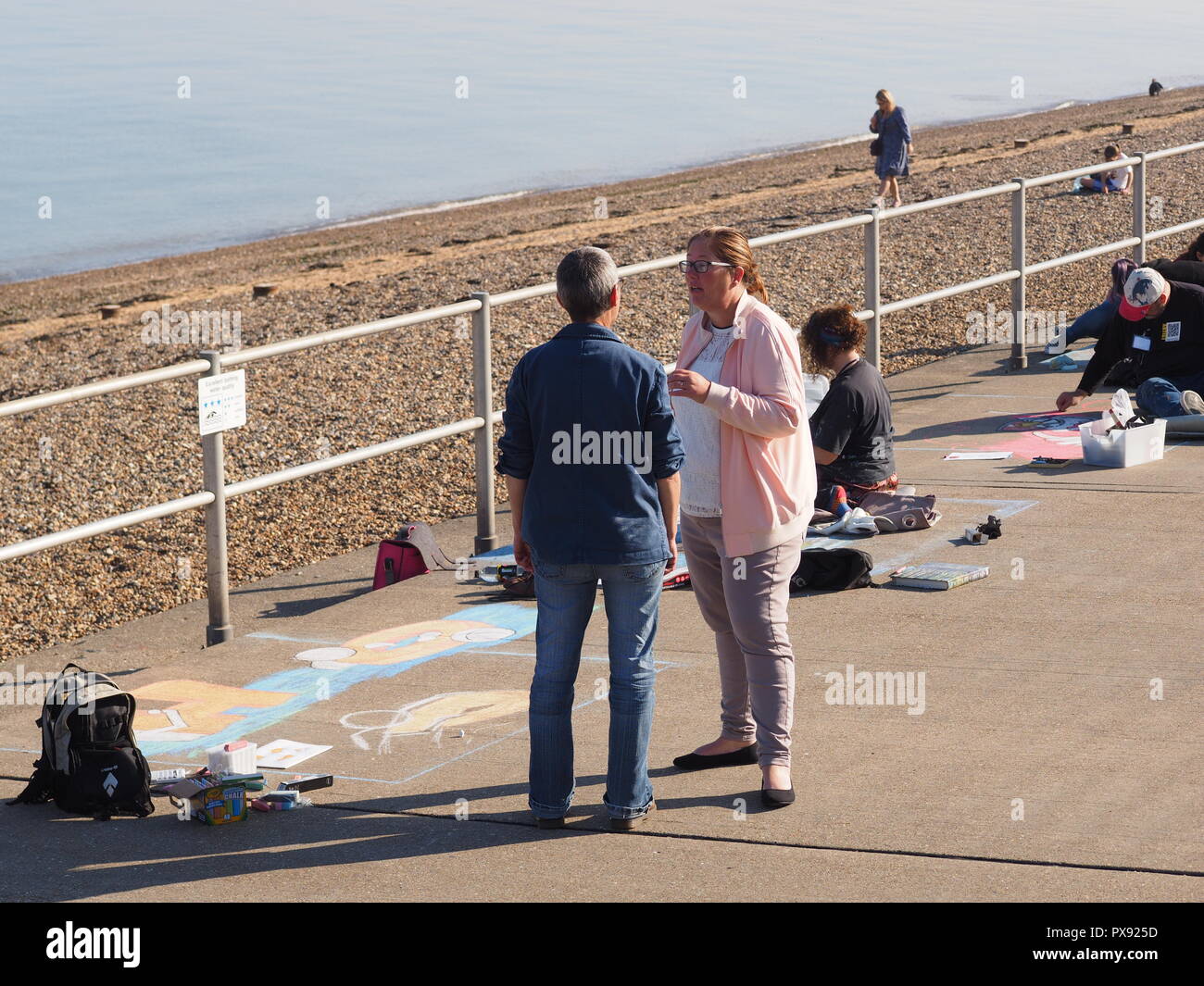 Minster sur mer, Kent, UK. 20 Oct, 2018. Craie 2018 : Dix artistes locaux dynamiques créer art de la chaussée sur le thème de la mer le long du front de mer dans le Kent Leas Minster sur une journée ensoleillée et chaude. Les deux jours de l'événement est organisé par Squarecube Les artisans en association avec Swale Borough Council et du conseil paroissial de la Cathédrale sur la mer. Credit : James Bell/Alamy Live News Banque D'Images