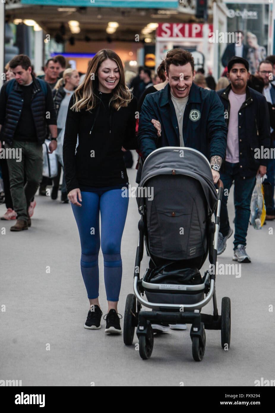 London Uk Octobre 18 Danny Jones Mc Fly S Guitarrist Sa Femme Ancien Angleterre Winer Georgie Jones Et Visiter Le Bebe Bebe Cooper Show Tenue A Londres Olympia Paul Quezada Neiman Alamy Live News Photo