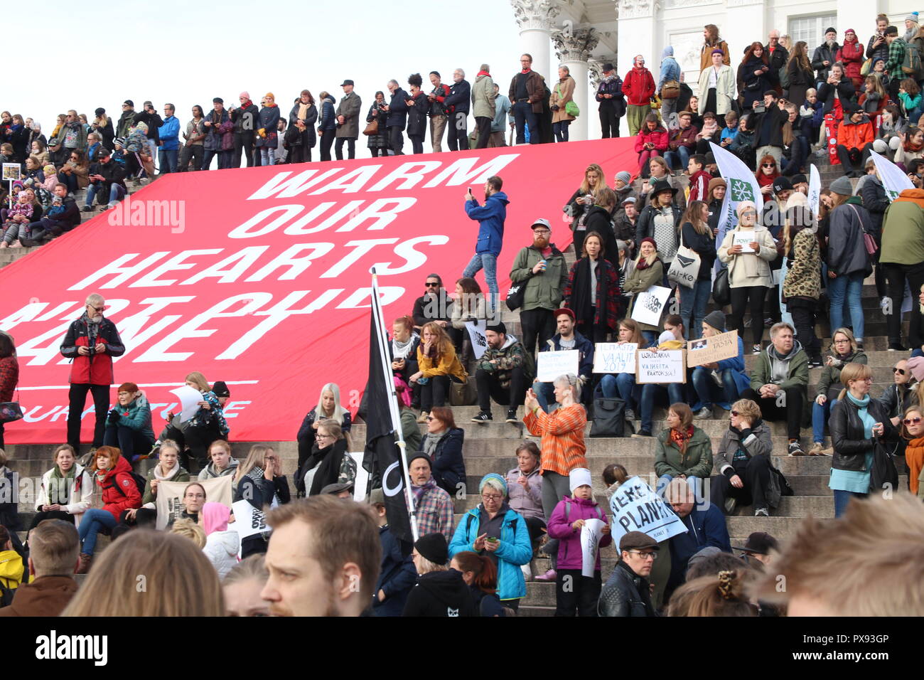 Helsinki, Finlande, 20. En octobre 2018, les gens place du Sénat à Helsinki avant d climatemarch 2018. Réchauffer notre coeur et non notre planète.. Credit : Jyrki Rahikkala/Alamy live news Banque D'Images