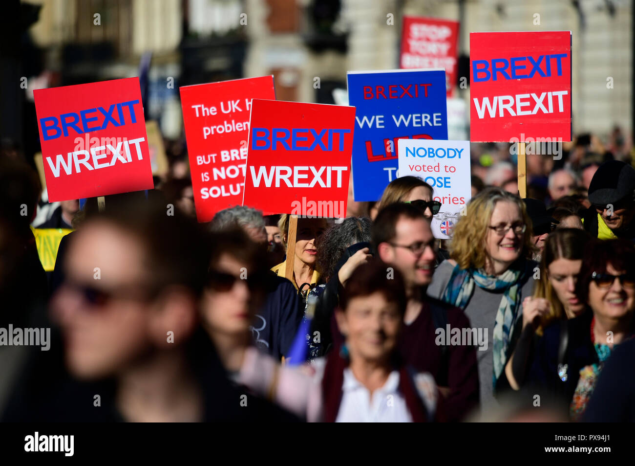 Londres, Royaume-Uni. 20 octobre, 2018. Le vote du peuple marche a lieu dans le centre de Londres, à partir de Park Lane à midi à la place du Parlement, attirant des foules de militants anti-Brexit exigeant un autre référendum l'accord final Brexit. Image : Vue que le remplit avec Whitehall mars certains des quelque 500 000 manifestants. Credit : Malcolm Park/Alamy Live News. Banque D'Images