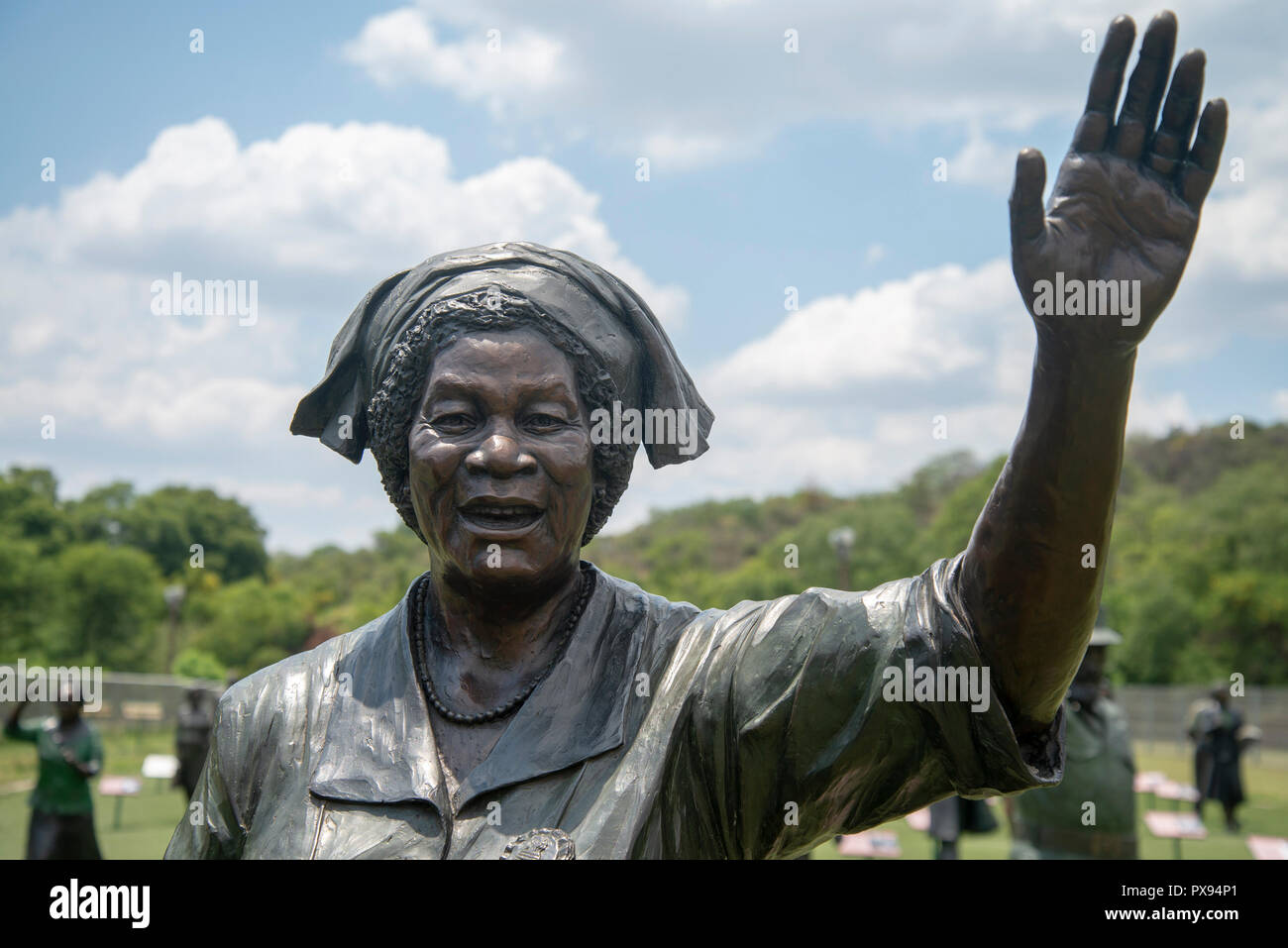 Pretoria, Afrique du Sud, le 20 octobre, 2018. Une sculpture d'Albertina Sisulu, qui aurait fêté son 100e anniversaire demain, 21 octobre. Albertina Nontsikelelo est rejoint par son défunt mari Walter Sisulu dans la sculpture. L'œuvre fait partie du Patrimoine National Monument, dans la Réserve Naturelle Groenkloof de Pretoria. Flanqué par Nelson Mandela, le plomb Sisulus "La marche vers la liberté", qui comprend plus de 50 sculptures en bronze grandeur nature d'hommes et de femmes qui ont combattu pour la libération de l'Afrique du Sud de l'apartheid. Credit : Eva-Lotta Jansson/Alamy Live News Banque D'Images