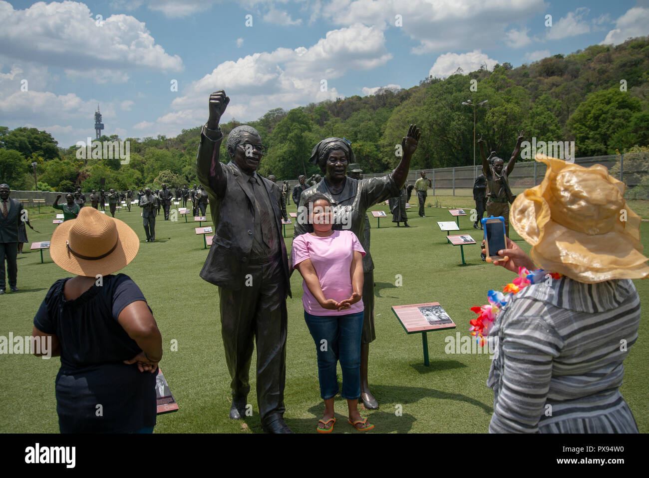 Pretoria, Afrique du Sud, le 20 octobre, 2018. Les femmes les visiteurs de prendre des photos avec une sculpture de Walter et Nontsikelelo Albertina Sisulu, qui aurait fêté son 100e anniversaire demain, 21 octobre. L'œuvre fait partie du Patrimoine National Monument, dans la Réserve Naturelle Groenkloof de Pretoria. Flanqué par Nelson Mandela, le plomb Sisulus "La marche vers la liberté", qui comprend plus de 50 sculptures en bronze grandeur nature d'hommes et de femmes qui ont combattu pour la libération de l'Afrique du Sud de l'apartheid. Eva-Lotta Jansson/Alamy Live News Banque D'Images