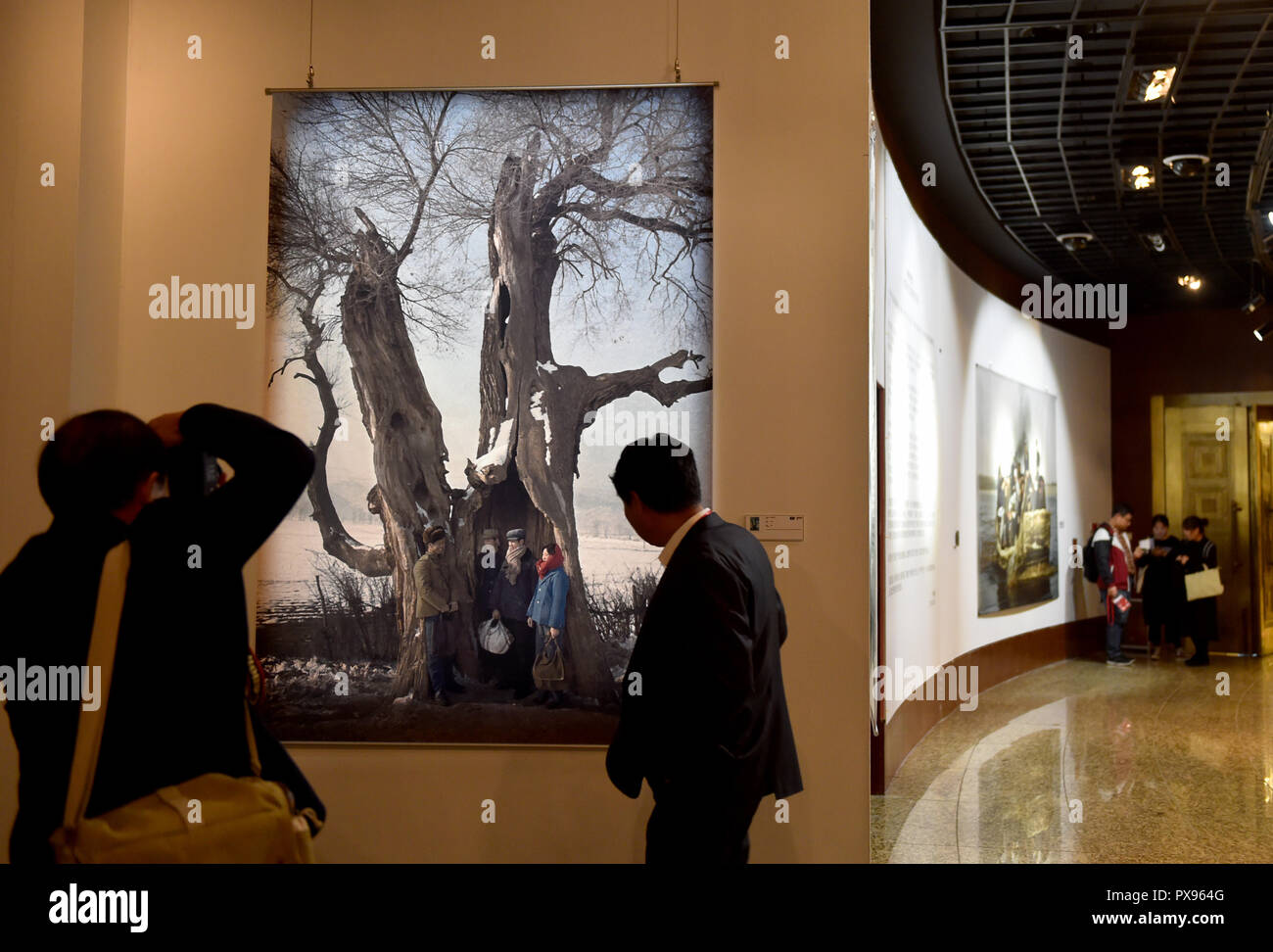 Beijing, Chine. 20 Oct, 2018. Les visiteurs d'oeil à un travail de photographie documentaire photo affichée à Beijing en 2018 à Beijing, capitale de la Chine, 20 octobre 2018. Beijing 2018 photo, un événement international de photographie, ouvert ici le samedi. L'exécution d'Octobre 20 à 29, l'événement offre une série d'expositions, conférences, Marchés et activités spéciales. Credit : Luo Xiaoguang/Xinhua/Alamy Live News Banque D'Images