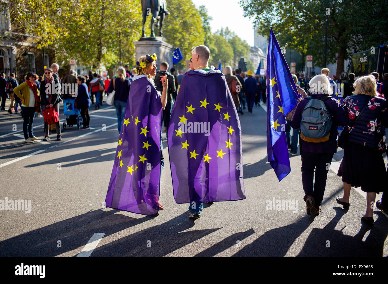 Londres, Royaume-Uni. 20 Oct, 2018. Brexit Mars Anti Peuples appelant à un deuxième référendum sur la sortie de l'UE. London 20 Oct 2018 Plus de 670 000 pro anti brexit deuxième référendum partisans ont défilé à Londres et vers le bas à Whitehall manifestation devant les Chambres du Parlement à la place du Parlement à Westminster, London England UK. Crédit : BRIAN HARRIS/Alamy Live News Banque D'Images