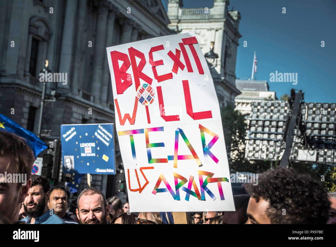 Londres, Angleterre, Royaume-Uni. 20 octobre, 2018. Brexit will tear us apart placard. Plus de 600 000 personnes ont pris part au vote du peuple mars à la place du Parlement © Benjamin John/ Alamy Live News. Banque D'Images