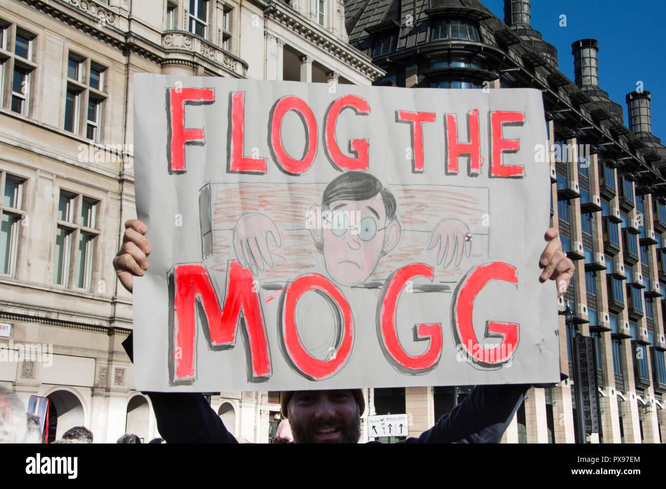 Londres, Angleterre, Royaume-Uni. 20 octobre 2018. Fouetter le Mogg placard. Plus de 600 000 personnes ont pris part au vote du peuple mars à la place du Parlement © Benjamin John/ Alamy Live News. Banque D'Images