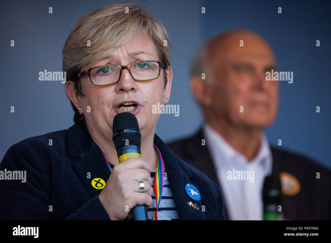 Londres, Royaume-Uni. 20 octobre, 2018. Joanna Cherry QC, SNP MP pour le sud-ouest d'Édimbourg, adresses des centaines de milliers de personnes, dont de nombreux jeunes en mesure de voter dans le référendum en 2016 Brexit, assister à un vote du peuple pour l'avenir Mars rassemblement à la place du Parlement pour exiger un vote final sur l'affaire. Brexit Credit : Mark Kerrison/Alamy Live News Banque D'Images