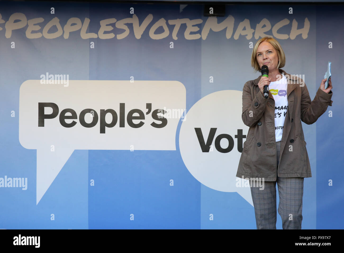 La place du parlement, Londres, Royaume-Uni, le 20 Oct 2018. Présentateur Mariella Frostrup. Le vote du peuple Mars exige un vote final sur l'affaire. Brexit Il fait son chemin à travers le centre de Londres et se termine par un rassemblement et des discours à la place du Parlement. La marche est organisée par le vote du peuple campagne et rassemblé beaucoup de différents groupes et organisations. Credit : Imageplotter News et Sports/Alamy Live News Banque D'Images