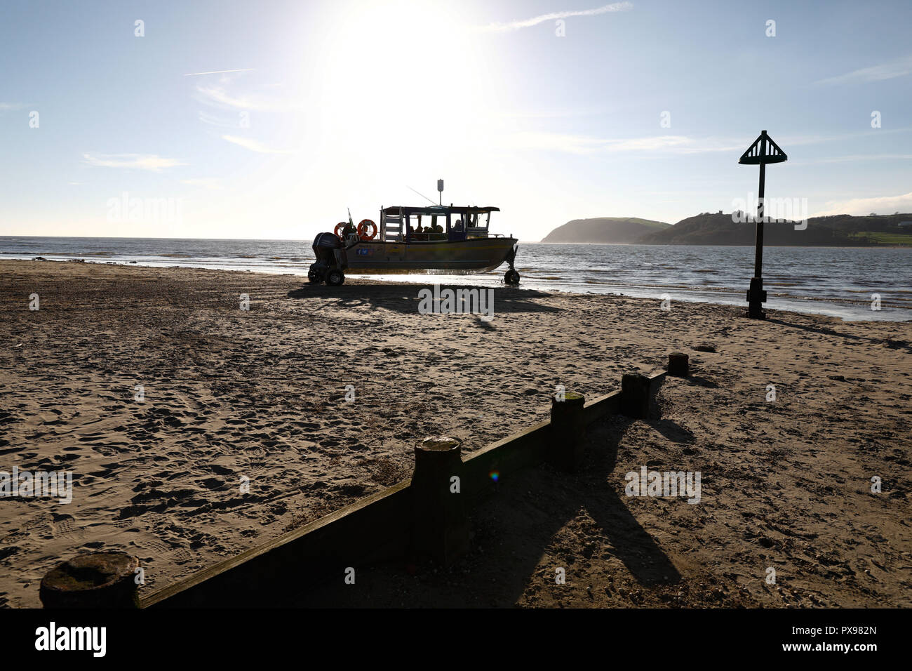 Ferryside, Carmarthenshire, UK. 20 octobre 2018. Attraction amphibie : day trippers profitez d'une ambiance chaleureuse et ensoleillée journée d'octobre pour faire un voyage à travers l'estuaire, embouchure de la rivière Towy. Le nouveau navire unique, 'Glansteffan', rétablit la traversée entre l'historique et Llansteffan Ferryside, attirent de nouveaux visiteurs et de l'emploi pour les populations locales. Credit : Gareth Llewelyn/Alamy Live News. Banque D'Images