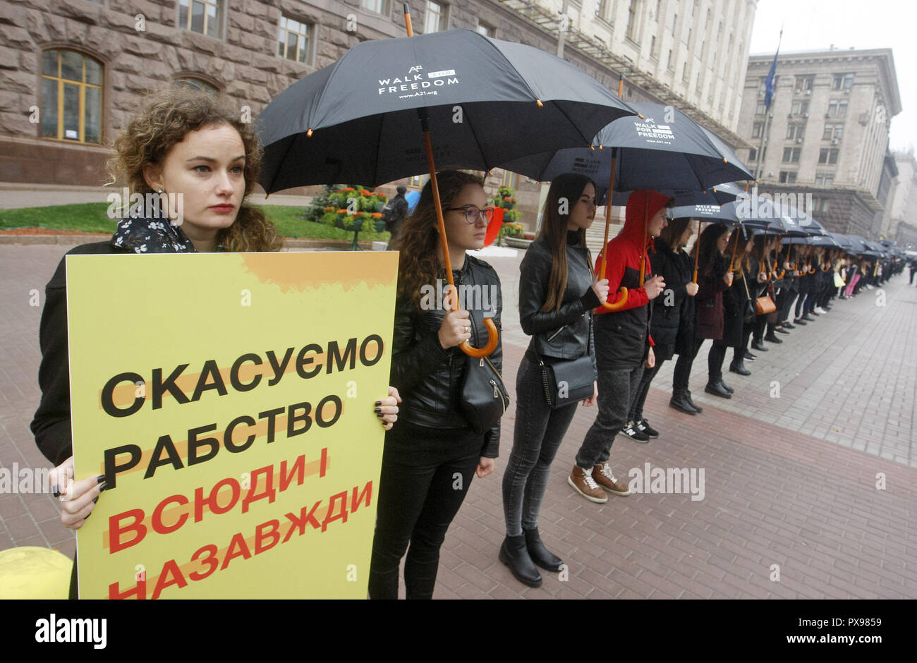 Kiev, Ukraine. 20 Oct, 2018. Une femme ukrainienne est titulaire d'une affiche à lire 'Annuler' pour toujours et partout l'esclavage au cours d'une marche silencieuse "Marche pour la liberté", consacré à la Journée européenne contre la traite des, dans le centre de Kiev, Ukraine, le 20 octobre 2018. Selon les estimations de l'Organisation internationale pour les migrations, plus de 230 000 Ukrainiens ont souffert de la traite depuis 1991, et l'Ukraine est l'un des principaux pays d'origine des victimes d'esclavage moderne en Europe, tel que rapporté les médias locaux. Crédit : Serg Glovny/ZUMA/Alamy Fil Live News Banque D'Images