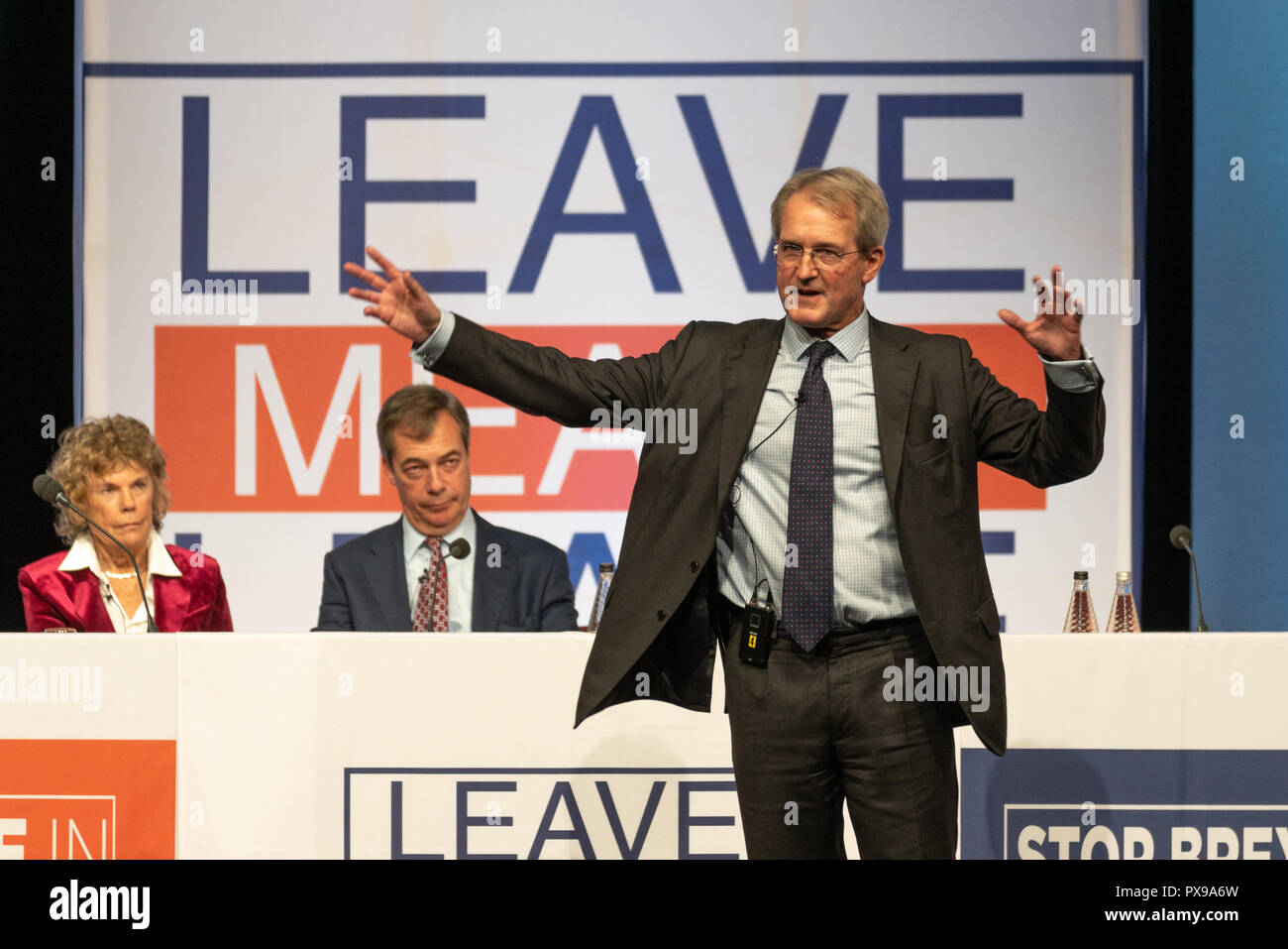 Harrogate, North Yorkshire, UK. 20 octobre 2018. Kate Hoey MP, Owen Paterson MP, et le député européen Nigel Farage comparaître à une manifestation tenue à Harrogate Harrogate et le Convention Center dans le cadre du congé signifie quitter roadshow de parler de Brexit. Owen Paterson parle à l'auditoire. Banque D'Images