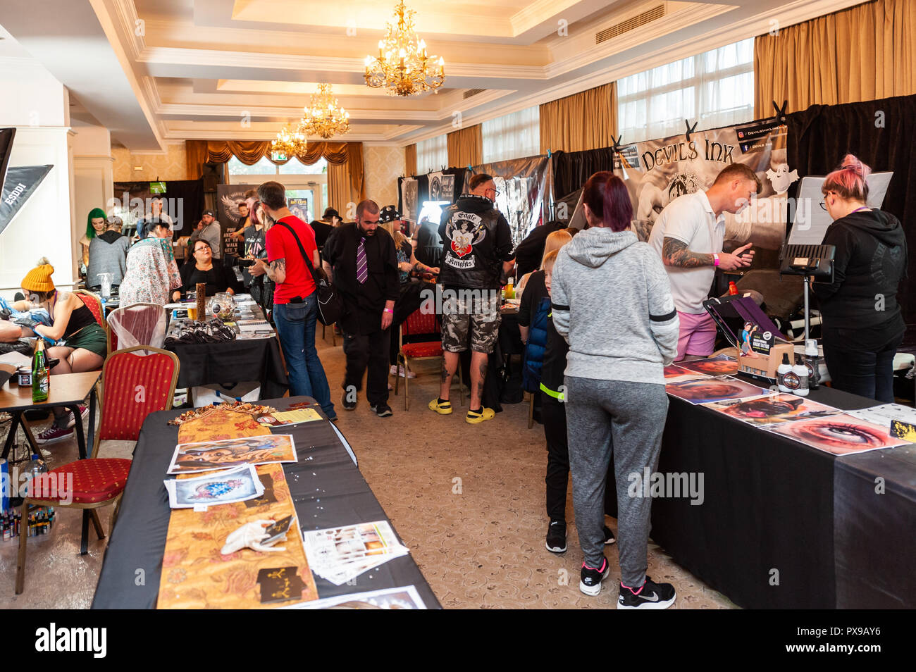 Baltimore, West Cork, Irlande. 20 Oct, 2018. Il y a eu une grande participation à l'émission. L'émission a été suivie par de nombreux tatoueurs de toute l'Irlande et le Nord. L'événement se termine demain. Credit : Andy Gibson/Alamy Live News. Banque D'Images