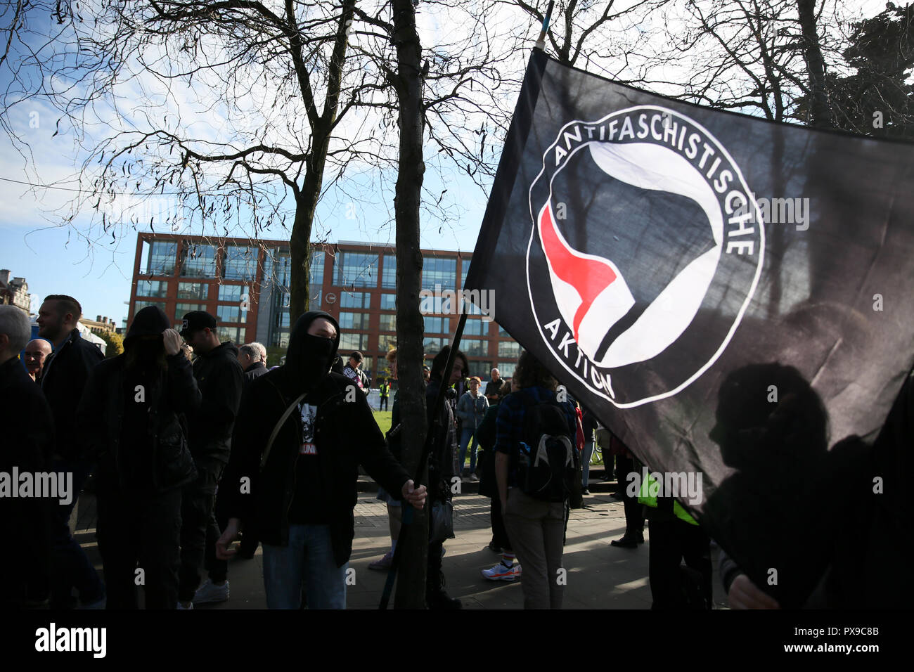 Manchester, UK. 20 Oct, 2018. Les fascistes dans Piccadilly comme autour de quarante English Defence League manifestants tenir un rassemblement dans la ville après avoir abandonné leur projet de marche nationale pour 'arrêter' mosquée Didsbury. La manifestation a eu lieu à l'origine de barrières de sécurité et ils ont été tenus à l'écart d'une protestation contre des mesures racistes, Piccadilly, Manchester. 20 octobre 2018 (C)Barbara Cook/Alamy Live News Banque D'Images