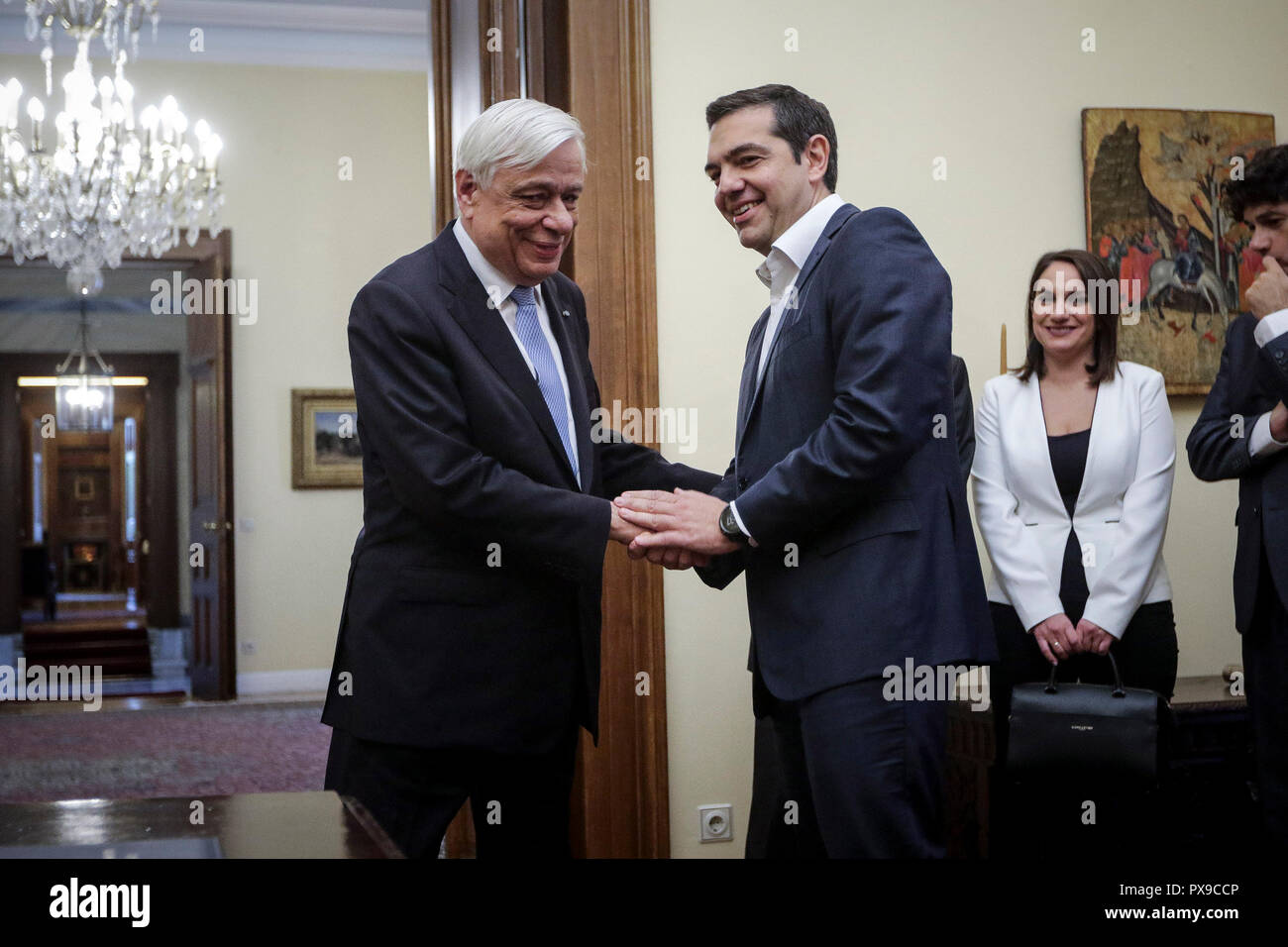 Athènes, Grèce. 20 Oct, 2018. Le Premier ministre grec Alexis Tsipras (R, avant), serre la main du président grec Prokopis Pavlopoulos au bureau présidentiel à Athènes, Grèce, le 20 octobre 2018. Alexis Tsipras a été assermenté comme ministre des Affaires étrangères de la Grèce avant le président grec Prokopis Pavlopoulos, officiellement le samedi à la tête du ministère de Nikos Kotzias, qui a démissionné mercredi. Credit : Giorgos Kontarinis/Xinhua/Alamy Live News Banque D'Images