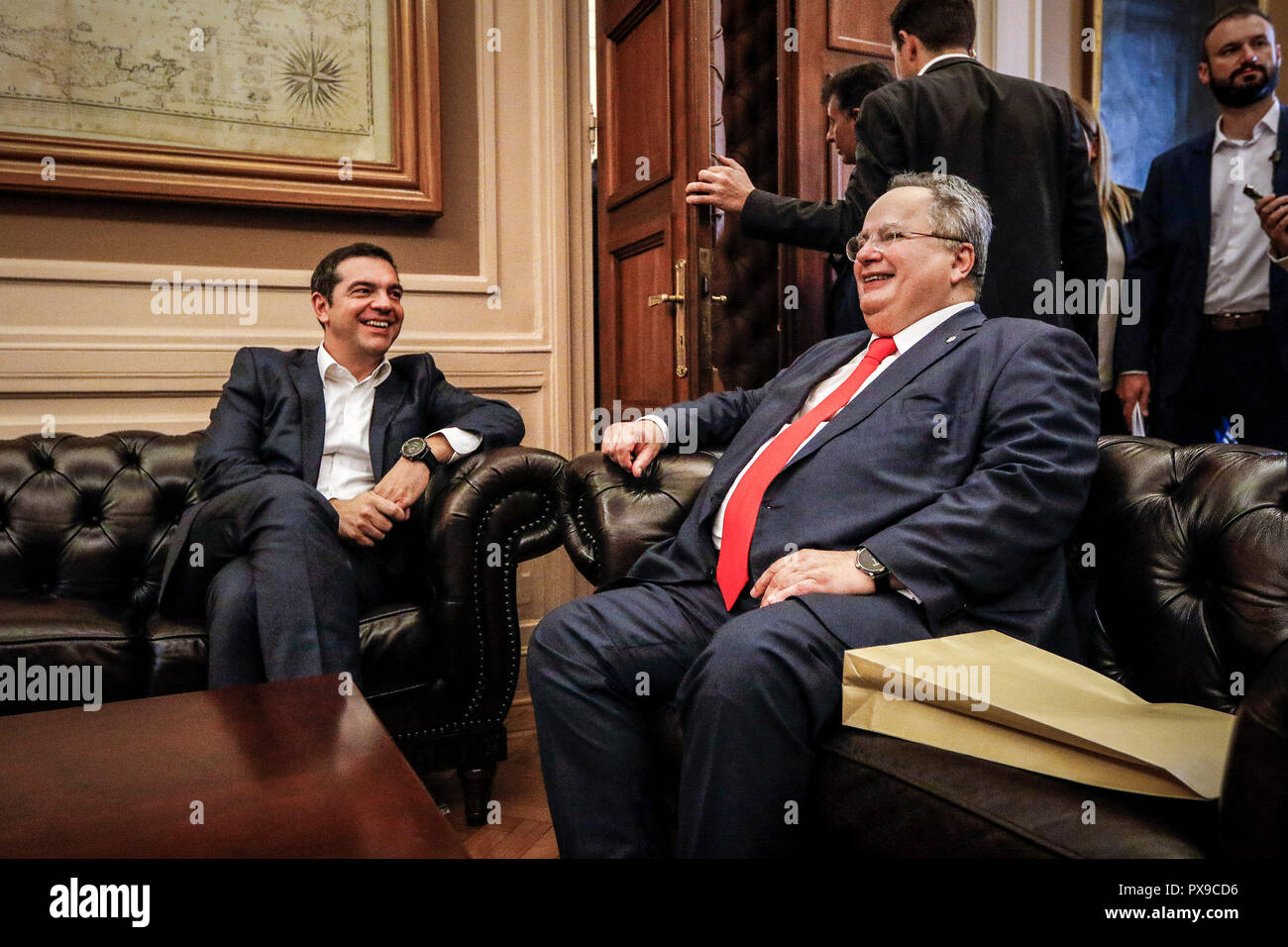 Athènes, Grèce. 20 Oct, 2018. Le Premier ministre grec Alexis Tsipras (1ère L) et l'ancien ministre des Affaires étrangères, Nikos Kotzias (R, à l'avant) sont vus au cours de la cérémonie de passation à Athènes, Grèce, le 20 octobre 2018. Alexis Tsipras a été assermenté comme ministre des Affaires étrangères de la Grèce avant le président grec Prokopis Pavlopoulos, officiellement le samedi à la tête du ministère de Nikos Kotzias, qui a démissionné mercredi. Credit : Giorgos Kontarinis/Xinhua/Alamy Live News Banque D'Images