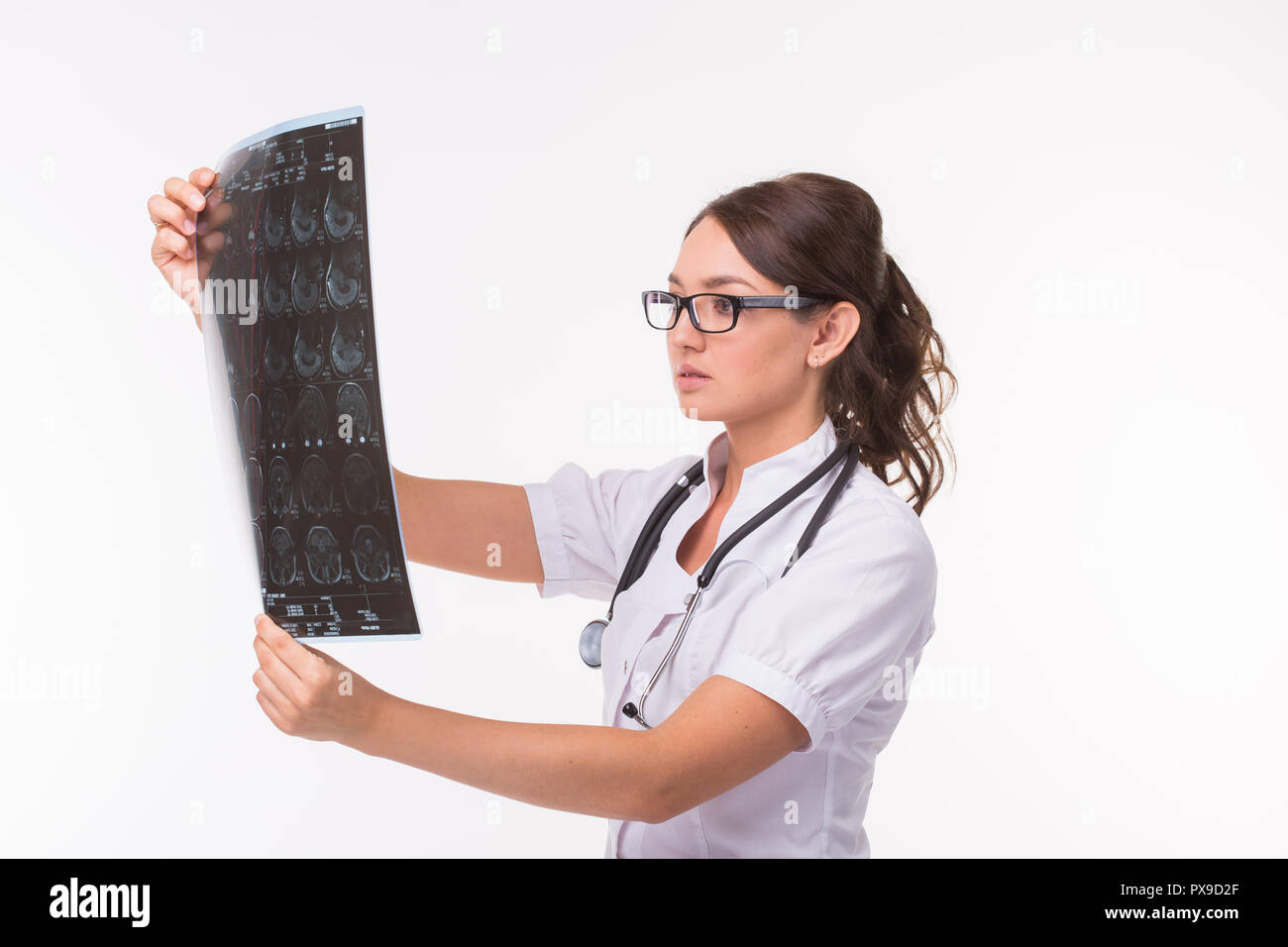 Woman holding cerveau IRM film à voir pour le diagnostic et le rapport sur fond blanc. Soins médicaux, médecin et concept Banque D'Images